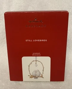 2020 Still Lovebirds Hallmark Andenken Ornament mit personalisierten Charms offene Box - Bild 1 von 8