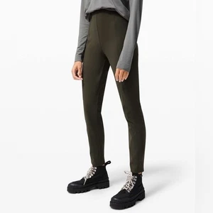 Lululemon Here to There hoch geschnittene 7/8 Hose dunkeloliv/dunkeloliv Gr. 10 - Bild 1 von 14