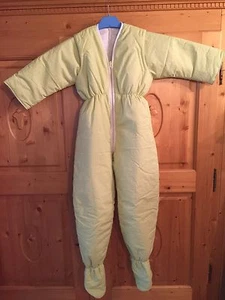 Winter Schlafsack mit Beinen und Armen Overall 122/128 NEU grün gestreift - Bild 1 von 1