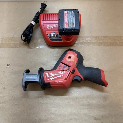Sierra recíproca Hackzall de combustible Milwaukee's 2520-20 M12 con batería y cargador Foto 1 de 4