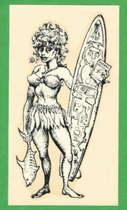 CALCOMANÍA DE SURF VINTAGE ORIGINAL 1963 GREMLIN "CHICA SURFISTA" ARTE MICHAEL DORMER - Imagen 1 de 3