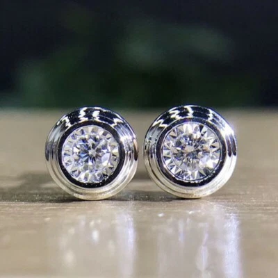 Bonito Nuevo Conjunto de Aretes Pequeños Plateados 5mm Blanco Transparente Bisel Redondo Circonita Foto 1 de 2