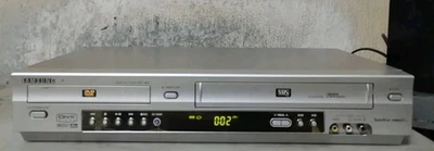 SAMSUNG SV-DVD440 COMBO LETTORE DVD/VHS 6 TESTINE STEREO CON TELECOMANDO  - Immagine 1 di 4