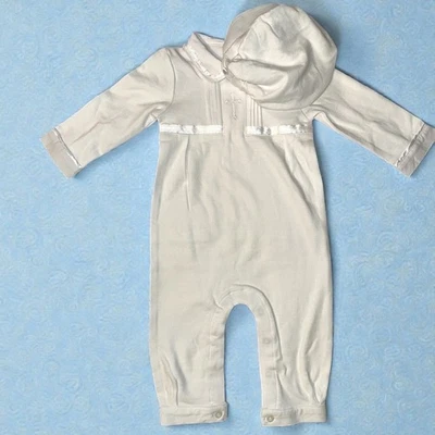 Carriage Boutique Bebé Niño Cruz Bautizo Traje Mameluco Sombrero Blanco 9M NUEVO Foto 1 de 4