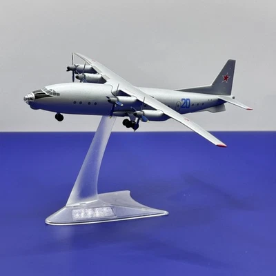 Antonov An-10 Fuerza Aérea Soviética (Plata) | Reg: “20” (Azul) | Plástico escala 1:200 Foto 1 de 4