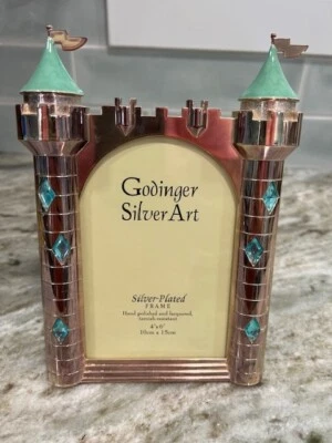 Marco de fotos Godlinger enchapado en plata con forma de castillo 4 x 6 Foto 1 de 4