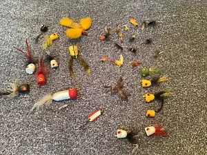 Varias moscas pesqueras, poppers, ranas todas con ganchos pequeños (466) - Imagen 1 de 5