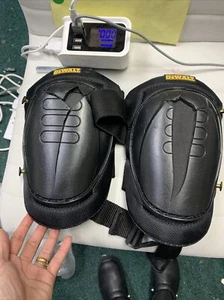 DeWalt DG5203 strapazierfähige glatte Kappe Kniepolster *SCHALEN BESCHÄDIGT* - Bild 1 von 3