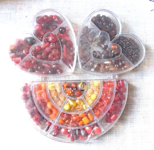 PERLES DE VERRE ARTISANALES  BOITE  DE 10 CASES  et 2COEURS - Bild 1 von 3