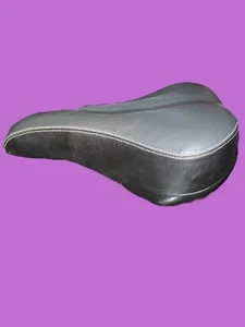 Asiento de bicicleta todo negro con costuras blancas  - Imagen 1 de 21