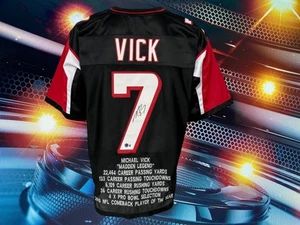 MAGLIA MICHAEL VICK AUTOGRAFATA PERSONALIZZATA ATLANTA FALCONS NERA STAT COA BAS - Foto 1 di 2