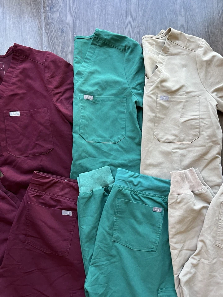 Lote de 3 conjuntos exfoliantes FIGS pequeños para mujer verde, granate, beige parte superior inferior Foto 1 de 4