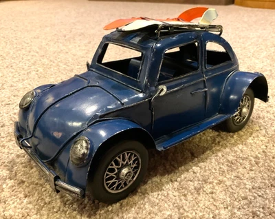 Металлический жук VW Volkswagen синий жестяной жук с 2 досками для серфинга 10 дюймов x 5 дюймов Ретро автомобиль - Изображение 1 из 4