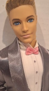 Barbie Ken FASHIONISTAS in abito grigio papillon rosa - OTTIMO! Regalo divertente! - Foto 1 di 4