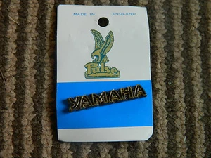 YAMAHA METAL PIN INSIGNIA PULSO HECHO EN INGLATERRA NUEVO - Imagen 1 de 1