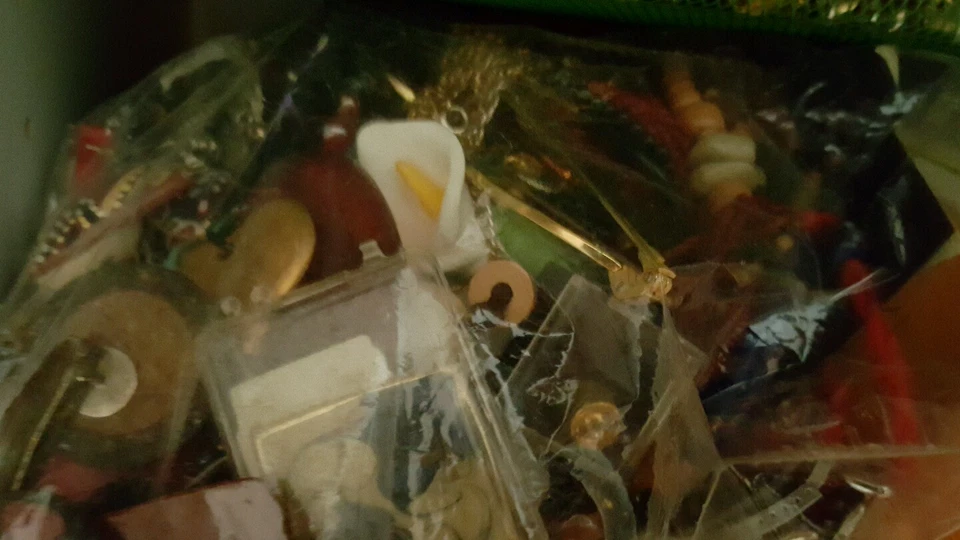 Vintage bis jetzt gemischter Schmuck viel Handwerkskleidung Wiederverkauf BIS zu 20 Pfund große Kiste voll - SPASS! - Bild 1 von 1