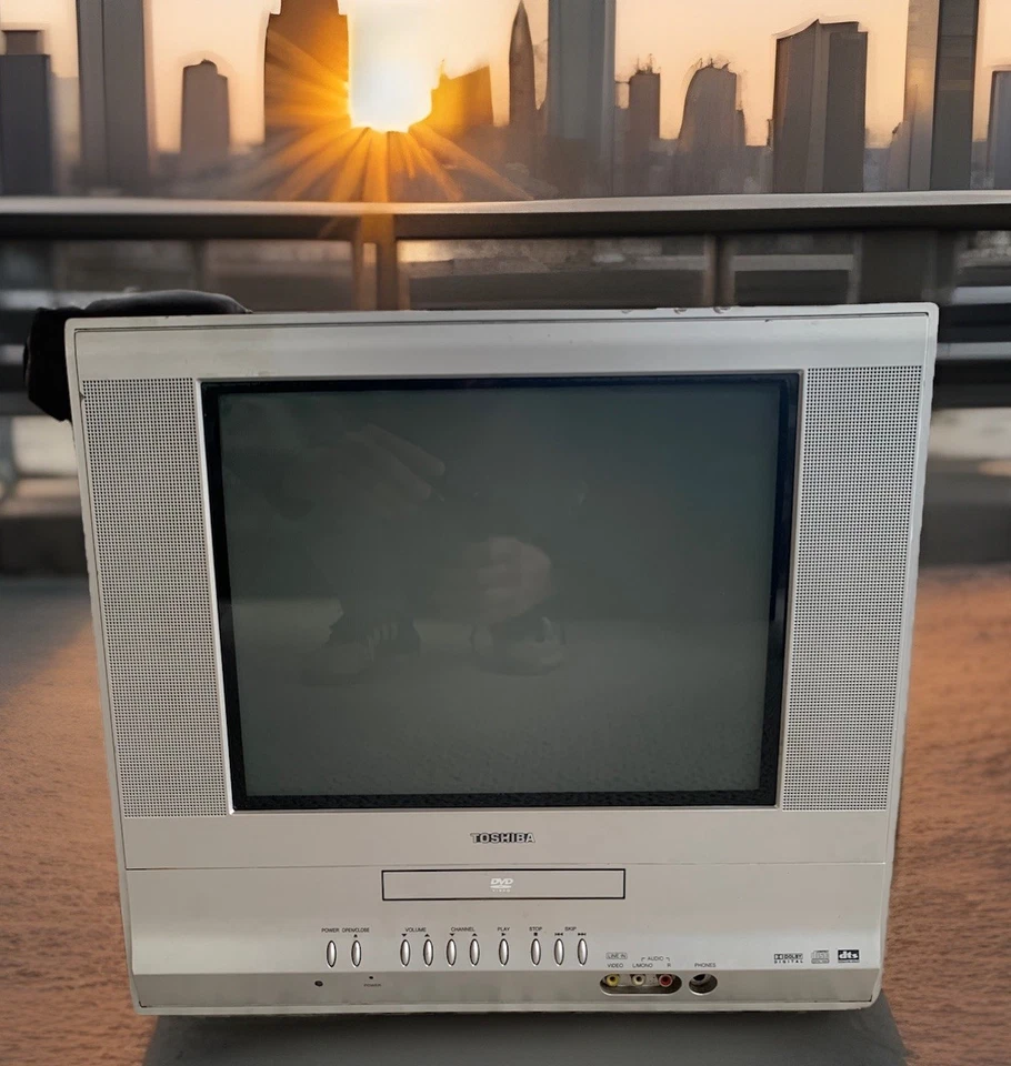 Toshiba 14" MD14F51 TV DVD Combo Pantalla Plana CRT TV Entradas Frontales - Retro Gaming Foto 1 de 4