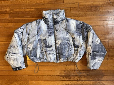 Jaqueta acolchoada Urban Outfitters Taryn Cropper feminina estampa jeans azul 3XL - Imagem 1 de 4