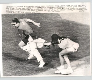 DIVERTENTE Playboy Bunnies Play Inning BASEBALL Los Angeles VINTAGE 1965 Foto stampa - Foto 1 di 2