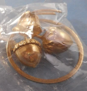 VINTAGE GOLD ACORN BROOCH - Picture 1 of 2