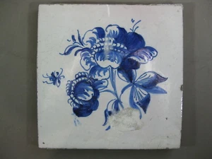 antike Blumen Fliese - große Streublume mit Insekt Tegel Dutch Tiles 19 Jh. - Bild 1 von 4
