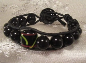 Black Bracelet Black Glass Pearls on Black Leather w Vintage Button black/multi - Picture 1 of 5