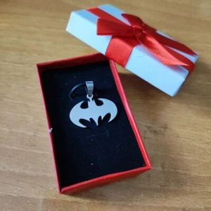 BATMAN Collana LOGO IN METALLO CIONDOLO DC IDEA REGALO - Imagen 1 de 2