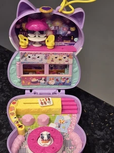 Polly Pocket Sushi Shop Katze Spielset mit Puppen und Zubehör - Bild 1 von 3