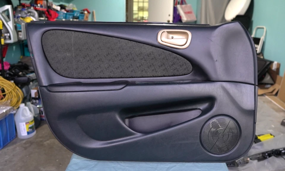 Toyota Corolla 1998-2002 lado del conductor delantero izquierdo panel de moldura de puerta derecha negro Foto 1 de 4