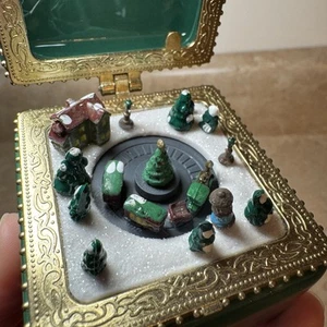 Mr. Christmas Animated Music Box 2011 Batch 6861 "We Wish You A Merry Christmas" - Bild 1 von 11