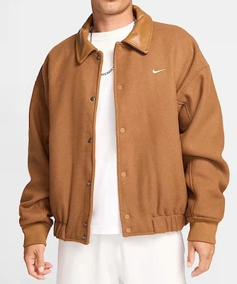 Chaqueta universitaria de lana Nike Solo Swoosh para hombre color tostado británico claro talla grande FZ1168-281 Foto 1 de 4