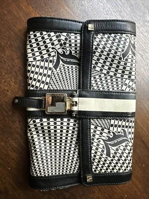 RARO l.a.m.b. clutch blanco y negro logotipo L con geopuntos y acento dorado Hardwa Foto 1 de 4