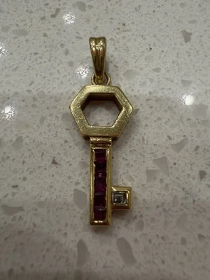 Dije de llave de diamantes y rubí italiano vintage de oro amarillo de 18k Foto 1 de 4