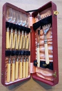 Vintage Six Place Setting Fish Cutlery With Server's In The Original Case - Picture 1 of 9