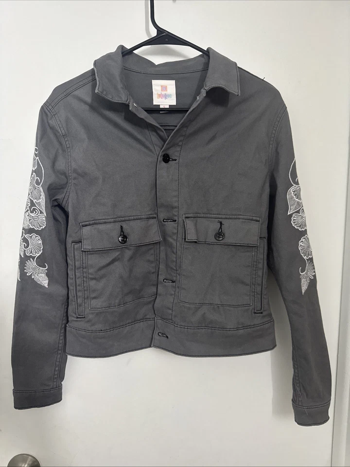 Chaqueta corta LuLaRoe Harvey gris con bordado floral blanco para mujer pequeña Foto 1 de 4