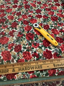 VINTAGE VIP SCREEN PRINT CRANSTON HOLIDAY FLORAL AND HOLLYS COTTON FABRIC BTHY - Picture 1 of 5
