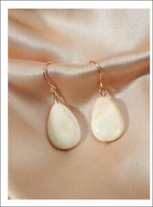 brass gold-plated metal 18 and 24K Boho chic shell earrings cultured pearl ivory and gold colours.