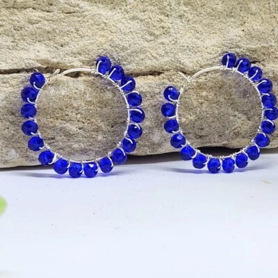 Pendientes de aro de cristal azul profundo hechos a mano - aros redondos envueltos en alambre de plata Foto 1 de 2