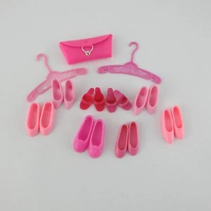 Lotto 8 borse scarpe Barbie Francie rosa vintage pr punta aperta tacco piatto appendiabiti - Foto 1 di 13