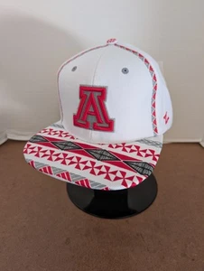 NUEVO CON ETIQUETAS Zephyr NCAA Arizona Wildcats Polinesio TOA Billete Plano SnapBack Sombrero Blanco - Imagen 1 de 10