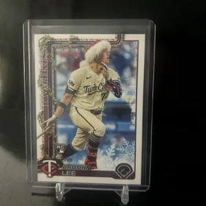 Brooks Lee 2025 Topps Holiday (RC,SP) Rookie Furry Red Santa Hat Image #H13 Twin - Picture 1 of 2