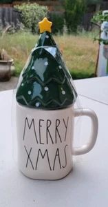 RAE DUNN Lunares Verdes Feliz Navidad Árbol Cerámica Taza y Topper Vacaciones Navidad - Imagen 1 de 6