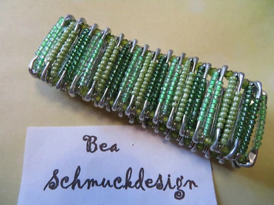 Armband gefädelt, grün, SI-Nadeln, Handarbeit, Gummizug - Bild 1 von 2