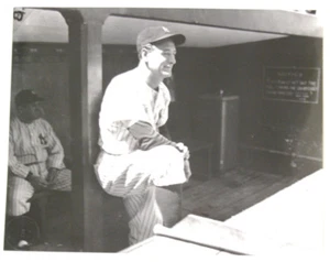 REIMPRESIÓN MODERNA LOU GEHRIG 11X14 FOTO DE PIE EN EL BORDE DEL DUGOUT EXCELENTE ESTADO - Imagen 1 de 1