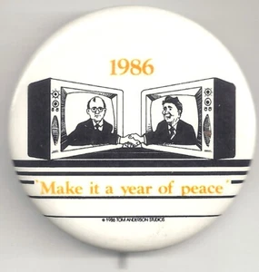 1986 Gorbatschow & Reagan Handshake Thru TV Pin MACHEN SIE ES ZU EINEM JAHR DES FRIEDENS Pinback - Bild 1 von 2