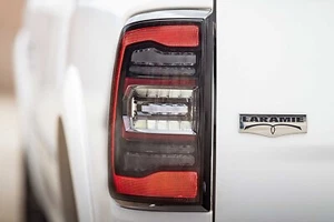Luces traseras LED Morimoto LF724 XB para 09-18 Dodge Ram 1500 2500 3500 ahumado - Imagen 1 de 10