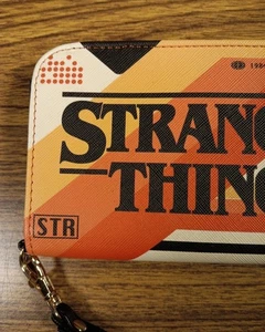 Stranger Things Retro Style VHS Clutch Geldbörse mit Armband - Bild 1 von 6