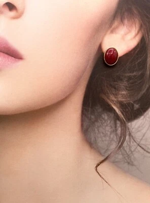 Brincos de pedra vermelha esculpidos vintage da Lucky Brand em tom de ouro - Imagem 1 de 4