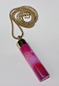 COLGANTE de tubo de vidrio templado ágata rosa en tono dorado con tono dorado Ch de 16" - Imagen 1 de 5