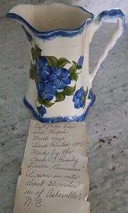 CASH FAMILY KUNSTKERAMIK HANDBEMALT ERWIN TENNESSEE SAHNEKÄNNCHEN KRUG BLAUE BLUME - Bild 1 von 7